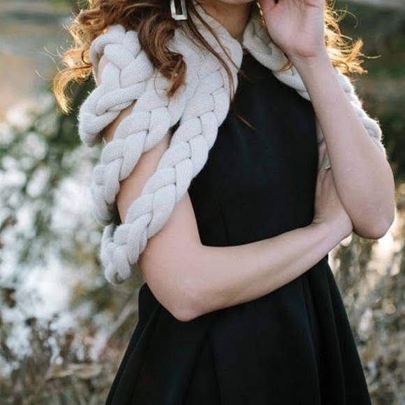 Braided Shrug in Chalk-Bridal Celapiu brand - Picture 3 of 3